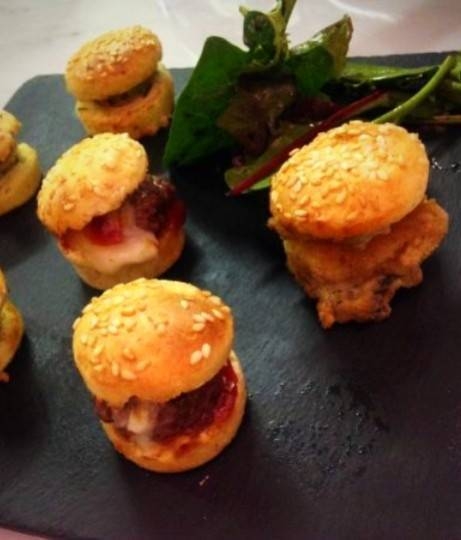 Petits choux garnissés de jambon et fromage avec garniture végétale