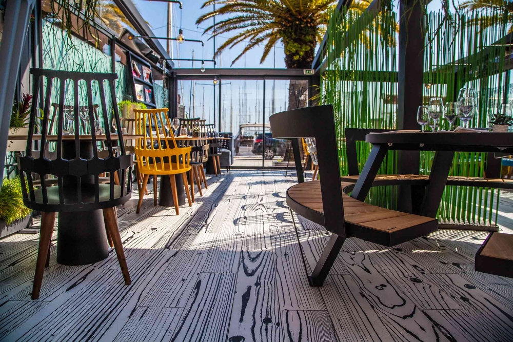 Terrasse moderne avec chaises design et palmiers, décoration végétale luxuriante