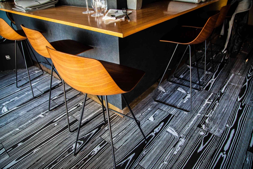Salle de restaurant moderne avec comptoir bois et chaises orange design